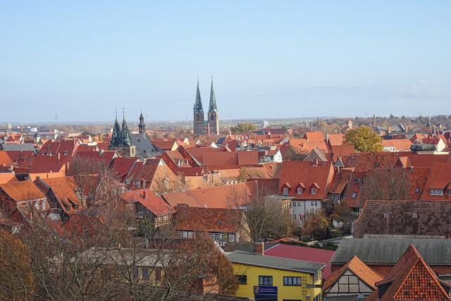 Blick vom Münzenberg, in der Mitte die Nikolaikirche, links Marktkirche