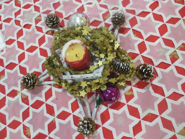 Ein hübsches Gesteck in der Mitte.