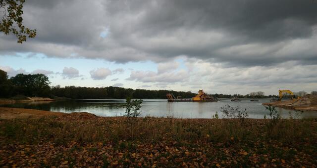 Der Wietzesee ist durch den Kies- und Sandabbau erweitert worden. Die Wasserfläche befindet sich jetzt neben dem Weg.