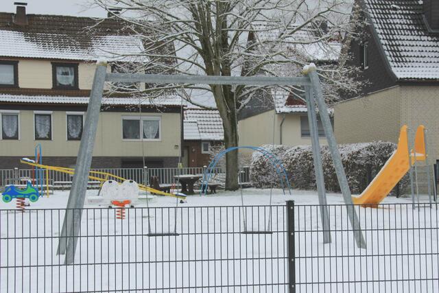 Ein großes "Dankeschön" richtete der Ortsbürgermeister an Verwaltung und Bauhof, die den Spielplatz in der Siedlung mit neuen modernen Spielgeräten und neuen Zaun ausgestattet haben.