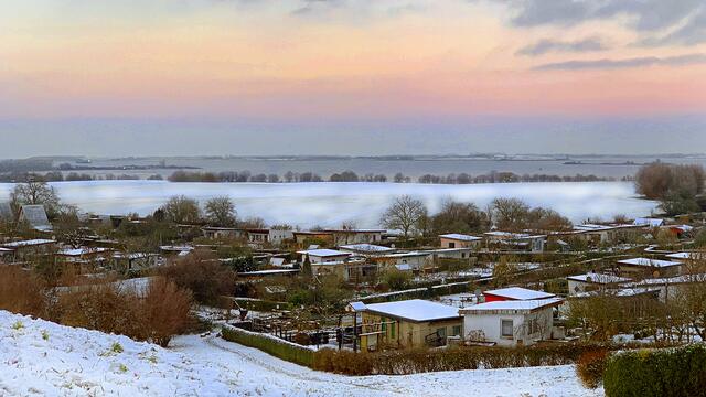 Ausblick vom Klingenberg auf die Wismarbucht mit der Insel Poel am Horizont. Foto: Helmut Kuzina