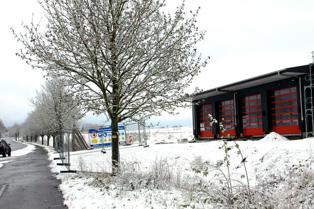 Aus Sicherheitsgründen muss der Rad-und Fußweg von Osterhagen bis zu neuen Feuerwehrgerätehaus mit einer Straßenbeleuchtung versehn werden.