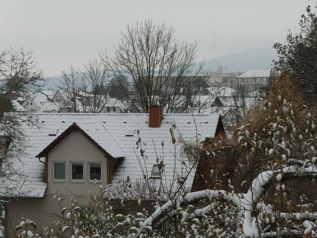 Blick aus dem 1. Stockwerk am 02.12.2022 in Richtung Krankenhaus.