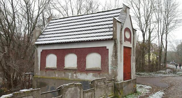Windenhaus (Walzenwehr) an der Chausseebrücke (Hochwasserkanal) in Neugattersleben um 1914 errichtet