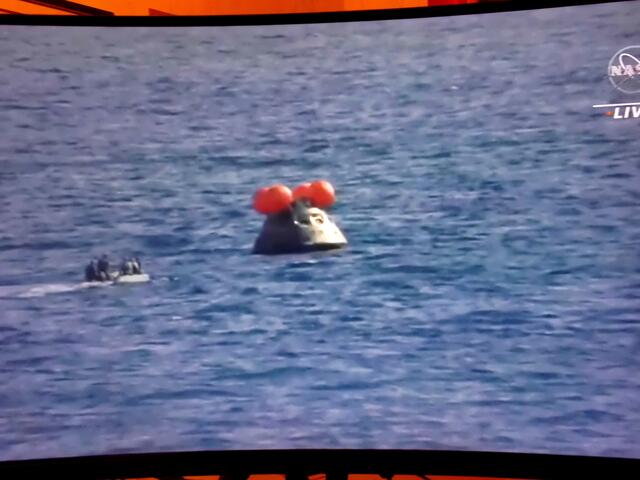 . . . “Splashdown“ im Pazifik, . . . “Orion" ist zur Erde zurückgekehrt . . .