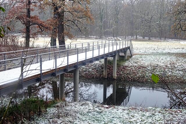 Fußgänger - Bodebrücke bei Neugattersleben