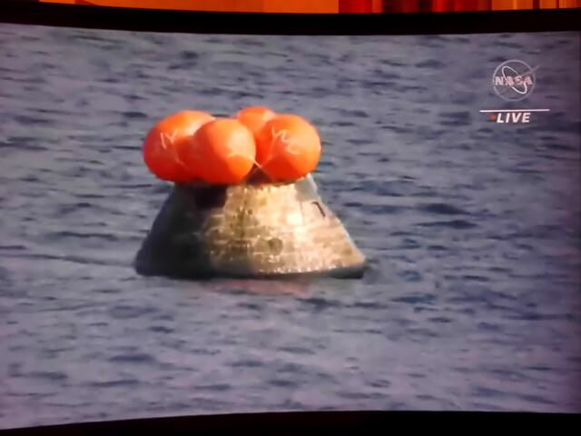 . . . “Splashdown“ im Pazifik, . . . “Orion" ist zur Erde zurückgekehrt . . .