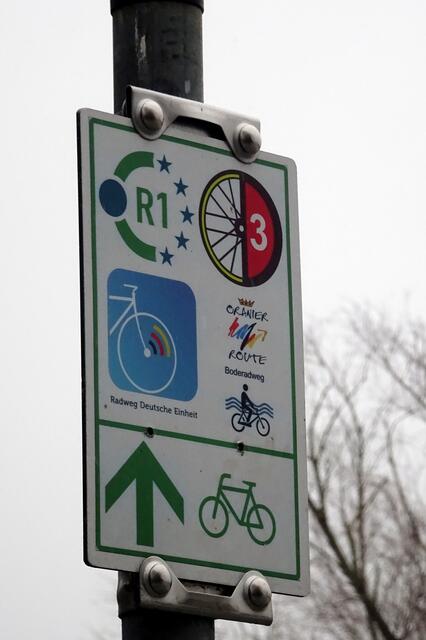 der R1 Radweg führt durch den Park Hohenerxleben und den Park von Neugattersleben