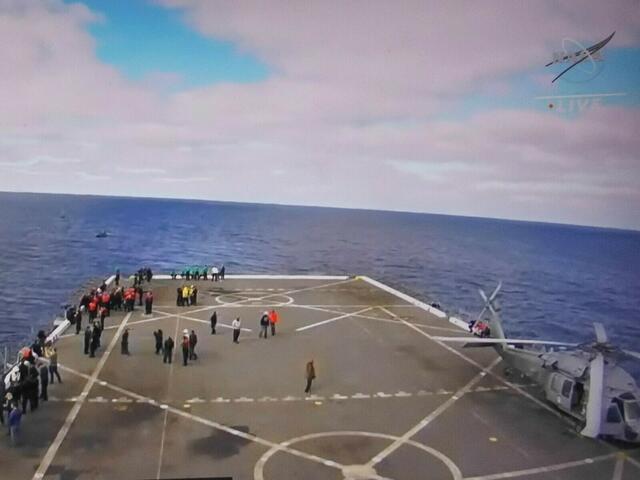  . . . Spezialisten der NASA an Bord des Flugzeugträgers „USS Portland“ erwarten die Landung der "Orion"-Kapsel . . .
