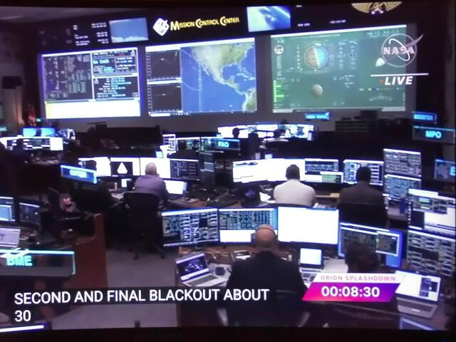 . . . das Mission Control Center 8.30 Minuten vor der Landung der Orion-Kapsel . . .