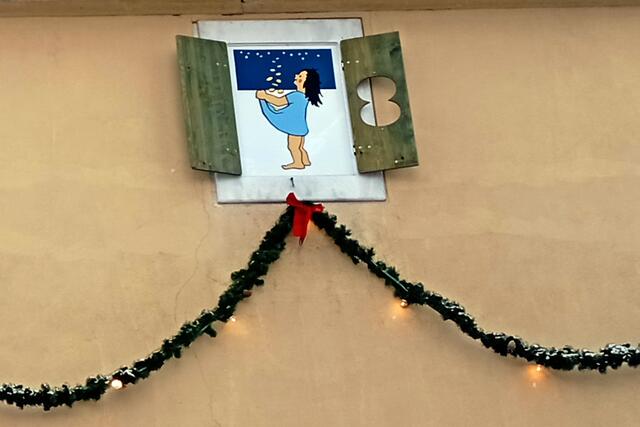 Die Fenster der Alten Kaserne bilden einen risiegen Adventskalender.