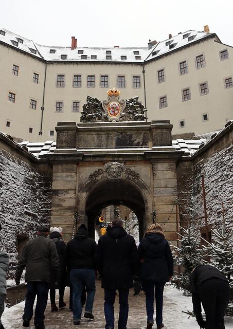 Aufgang zur Festung die 1729 mit Zugbrücke errichtet 
Das Medusentor, der Kopf mit dem königlich-polnisches, kurfürstlich-sächsisches Wappen.