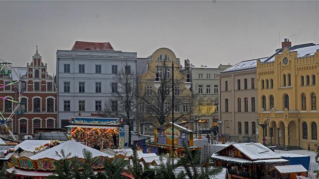 Die ansonsten attraktive Farbenpracht des Weihnachtsmarktes verlöscht allmählich.