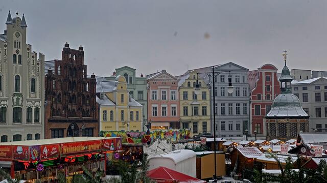 Der Marktplatz mit seinen historischen Giebel- und Traufenhäusern, rechts ist die Brunnenanlage Wasserkunst zu sehen.