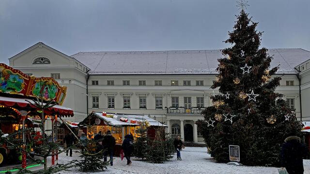 Auf dem Marktplatz bummeln nur noch ein paar Besucher.