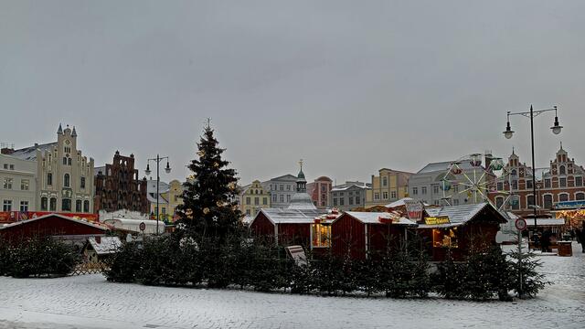 Mit dem zunehmenden Schneeschauer und der zusätzlich beginnenden Dämmerung verblassen die eigentlich anheimelnden und malerischen Ansichten des Wismarer Weihnachtsmarktes.
