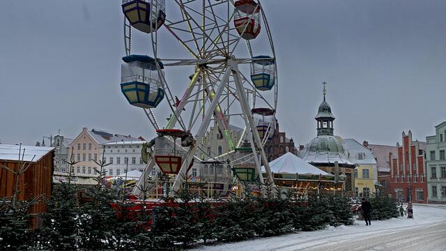 Tannen und Fichten, die den Weihnachtsmarkt schmücken, werden verschenkt.