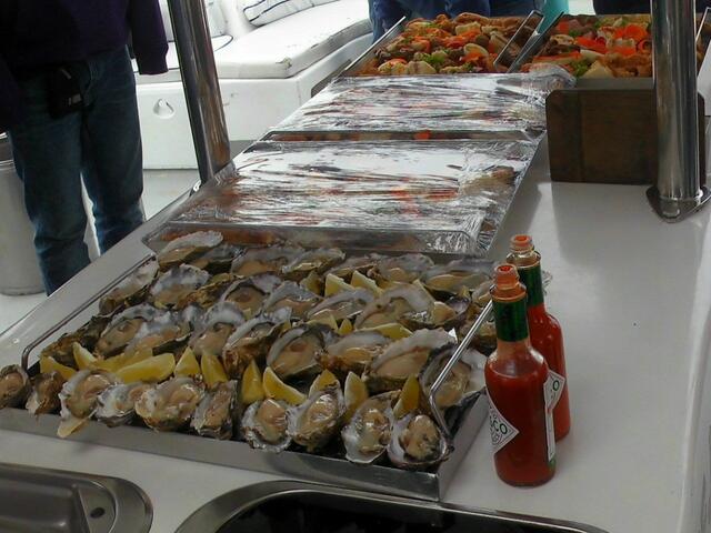 . . . ein kaltes Büfett zur Selbstbedienung war auf dem Katamaran . . .