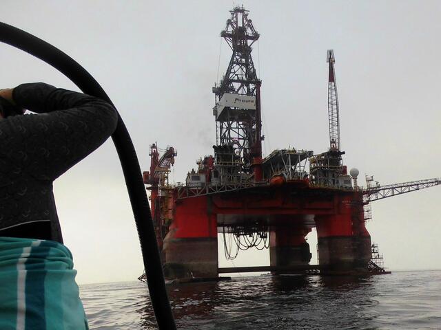  . . . auf der Fahrt zur Robbeninsel passierten wir eine Bohrinsel . . .