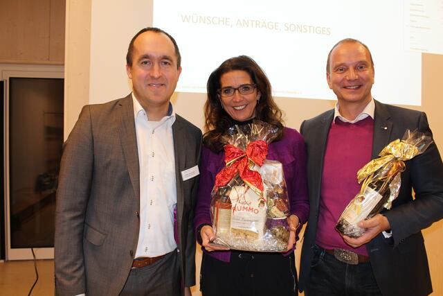 Stefan Brunhuber (links), Vorstandsvorsitzender der Bezirkskliniken Schwaben und interimistischer 2. Vorsitzender, verabschiedete Stephanie Denzler und dankte ihr für ihre 13-jährige Tätigkeit. Auch Denzlers Mann Torsten Strehle, der vorübergehend das Amt des Schatzmeisters ausgeübt hatte, wurde bei der außerordentlichen Mitgliederversammlung verabschiedet. 

 | Foto: Georg Schalk, Bezirkskliniken Schwaben