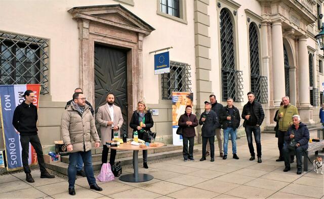 vor dem Augsburger Rathaus Europabüro | Foto: Marianne Stenglein