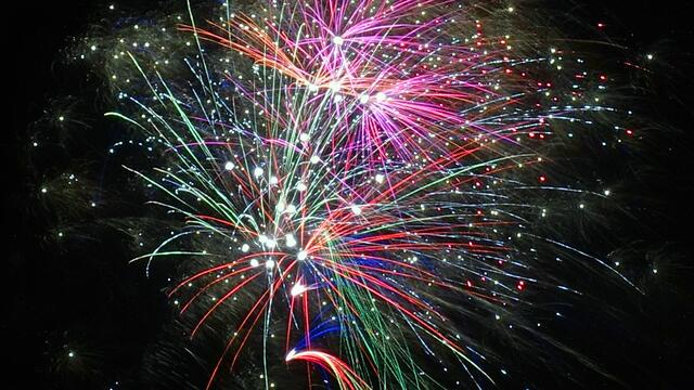 Termingerecht setzt in der Silvesternacht der andauernde Nieselregen aus, das farbige Spektakel über den Dächern des Wohnquartiers kann sich voll entfalten.