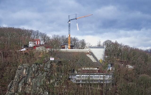 Blick vom Felsen an der Windecke auf das, im Umbau befindliche, Bergtheater Thale