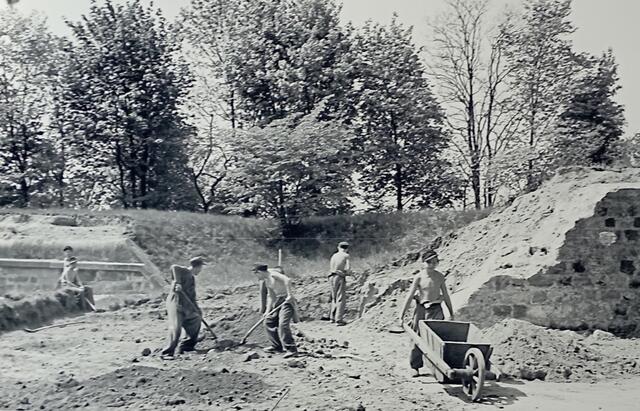 Jugendliche bei Erdarbeiten, 1949 die Festung war  ein Jugendwerkhof