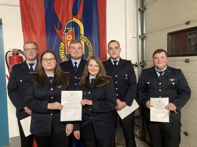 beförderte in Schulenburg v.l.n.r.: Jonas Klenke (1. Hauptfeuerwehrmann), Merle Schmalz (Oberfeuerwehrfrau), Pascal Fricke (Hauptfeuerwehrmann), Theresa Bittl (Oberfeuerwehrfrau), Luca Tschiche (Hauptfeuerwehrmann), Thomas Meier (Löschmeister)