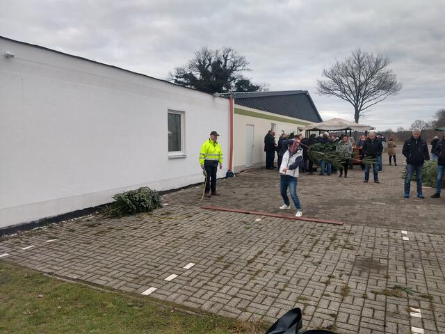 Teilnehmerin beim Baumschleuderwurf | Foto: Schützenverein Gümmer, Pressewart