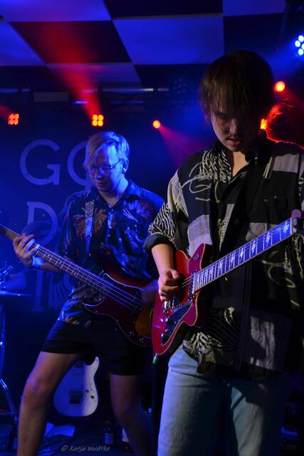 Schmongo am Bass und Janni an der Leadgitarre beim Benefizkonzert der GoDotS für das Ophelia Beratungszentrum im Monopol Langenhagen (Foto: Katja Woidtke)