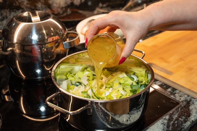 Aus dem Kochstudio von Sabina Scherer - Seelachs gebraten mit Lauchgemüse | Foto: FSeventfoto