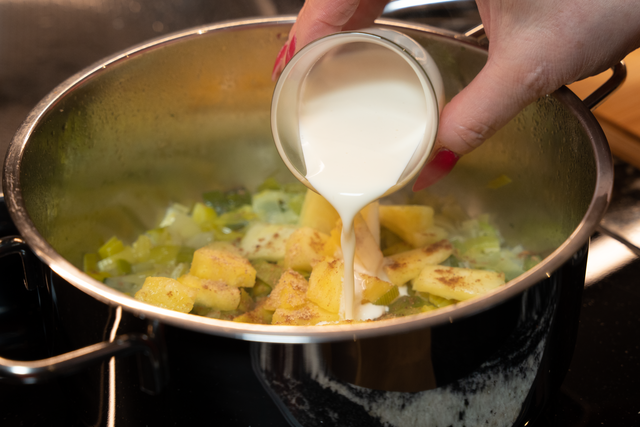 Aus dem Kochstudio von Sabina Scherer - Seelachs gebraten mit Lauchgemüse | Foto: FSeventfoto