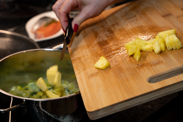 Aus dem Kochstudio von Sabina Scherer - Seelachs gebraten mit Lauchgemüse | Foto: FSeventfoto