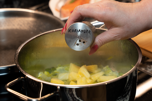Aus dem Kochstudio von Sabina Scherer - Seelachs gebraten mit Lauchgemüse | Foto: FSeventfoto
