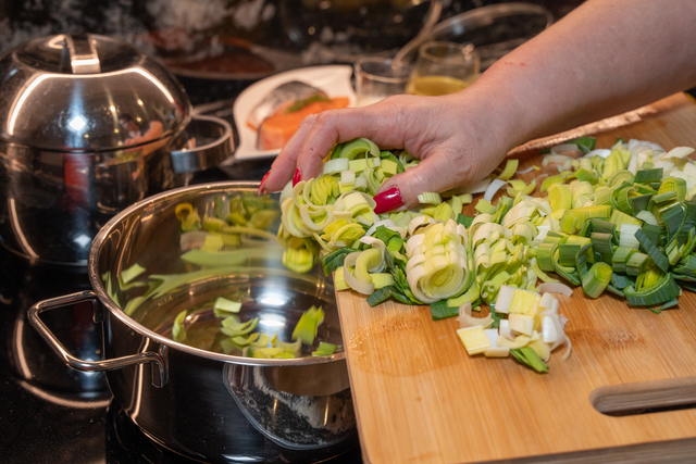 Aus dem Kochstudio von Sabina Scherer - Seelachs gebraten mit Lauchgemüse | Foto: FSeventfoto