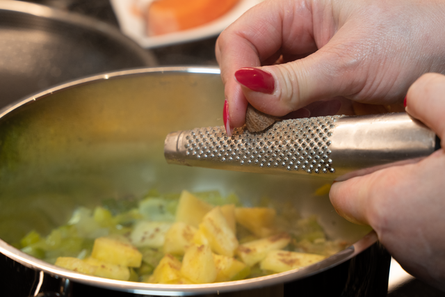 Aus dem Kochstudio von Sabina Scherer - Seelachs gebraten mit Lauchgemüse | Foto: FSeventfoto