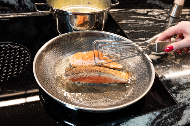 Aus dem Kochstudio von Sabina Scherer - Seelachs gebraten mit Lauchgemüse | Foto: FSeventfoto