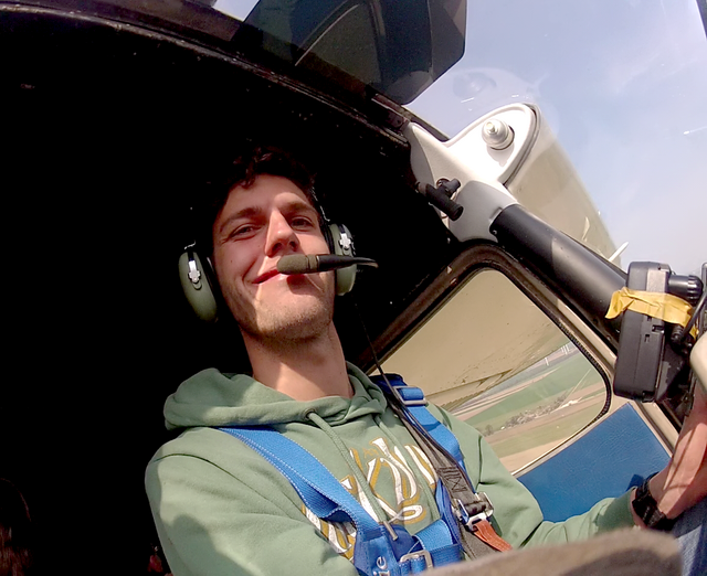 Und dann sind wir auch schon unterwegs. Der Erdboden entfernt sich immer mehr, und der Pilot hat gute Laune.