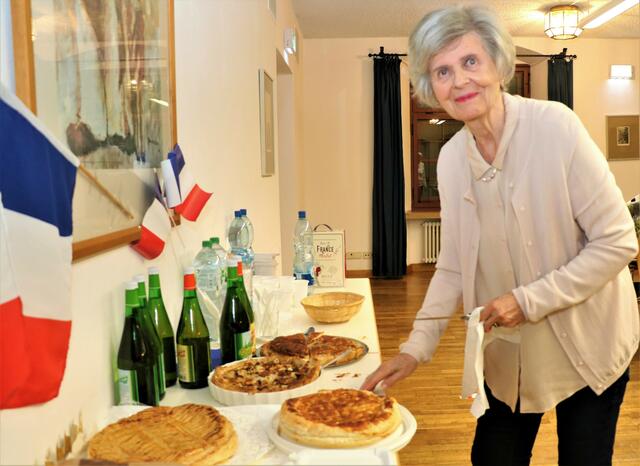Ute Rüger beim Anschneiden der Galette des Rois | Foto: Marianne Stenglein