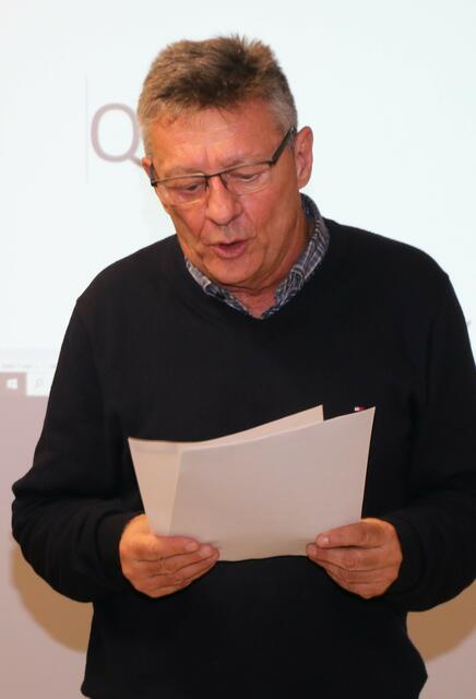 Reiner Link beim Vorlesen der Fragen | Foto: Marianne Stenglein