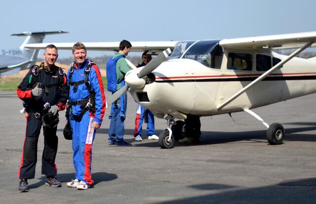 Dieses kleine Sportflugzeug soll uns auf 4000 Meter Höhe bringen. | Foto: Christel Wolter