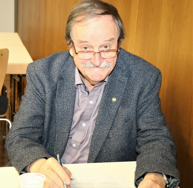 Klaus Hopp mit gespitzten Bleistift bei der Aufgabenstellung | Foto: Marianne Stenglein