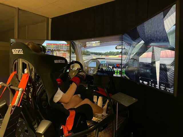 Der Fahrer im Full Motion Simulator mit Rundumblick auf seine Strecke.