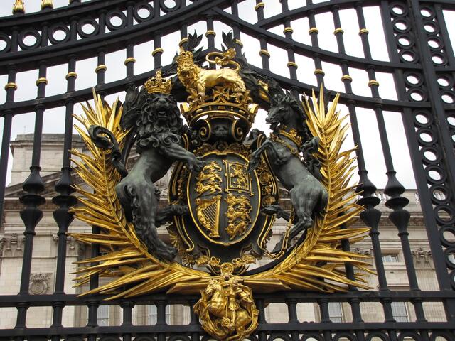 Georg III. war der König aus dem Haus Hannover, der den Buckingham Palast kaufte und zu seinem Wohnsitz machte. Davor wurde vom St. James Palast aus regiert. Und Georg war auch der erste Welfenkönig der Personalunion, der in England geboren wurde. Auf dem Bild das Wappen von Großbritannien.