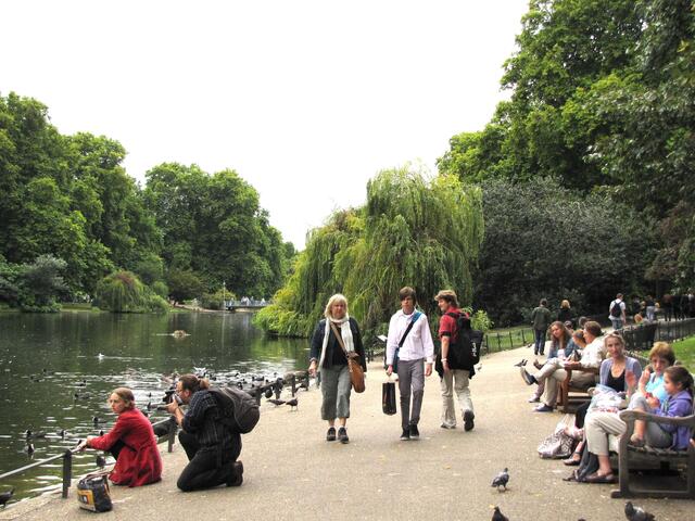 London hat nicht nur den Hyde Park, sondern auch andere. Der St. James´s Park gehört zu den königlichen Parks.