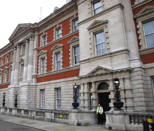  Das alte Gebäude der Admiralität. Von hier aus wurden die Schiffsfahrten in die Weiten der Welt beschlossen. Große Gebiete der Erde wurden kolonialisiert, manche erst entdeckt. Zurzeit der Welfen wurde Großbritannien und Irland zum größten Reich, das die Erde je gesehen hat.
