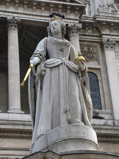 Die letzte Herrscherin der Welfen aus dem Haus Hannover auf dem englischen Thron, die große Viktoria, deren Nachkommen in den Königshäusern über ganz Europa verteilt sind. Kaiser Wilhelm war ein Sohn von ihr, und auch Prinz Ernst August von Hannover gehört dazu. 