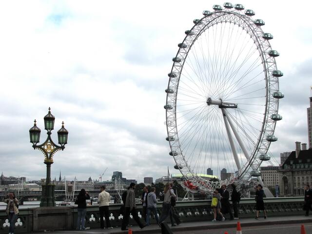 Das London Eye von der Westminster Bridge aus gesehen. Es ist 135 Meter hoch und bietet von oben einen guten Ausblick.