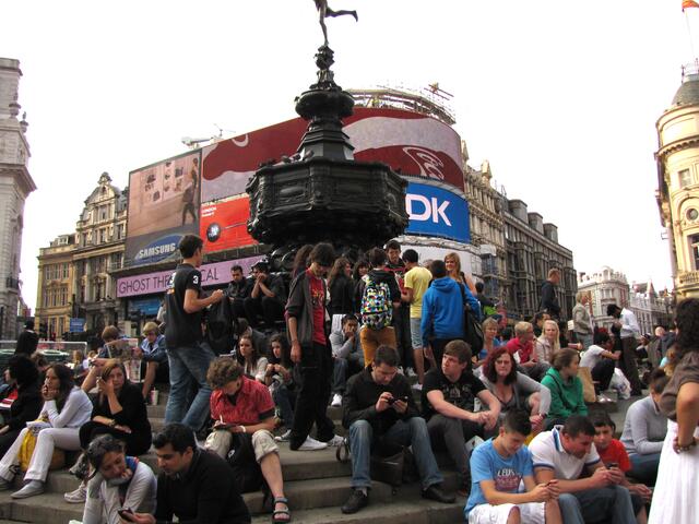 Der Piccadilly Circus ist ein beliebter Treffpunkt. Und dort kann man erstmal
die müden Füße ausruhen.